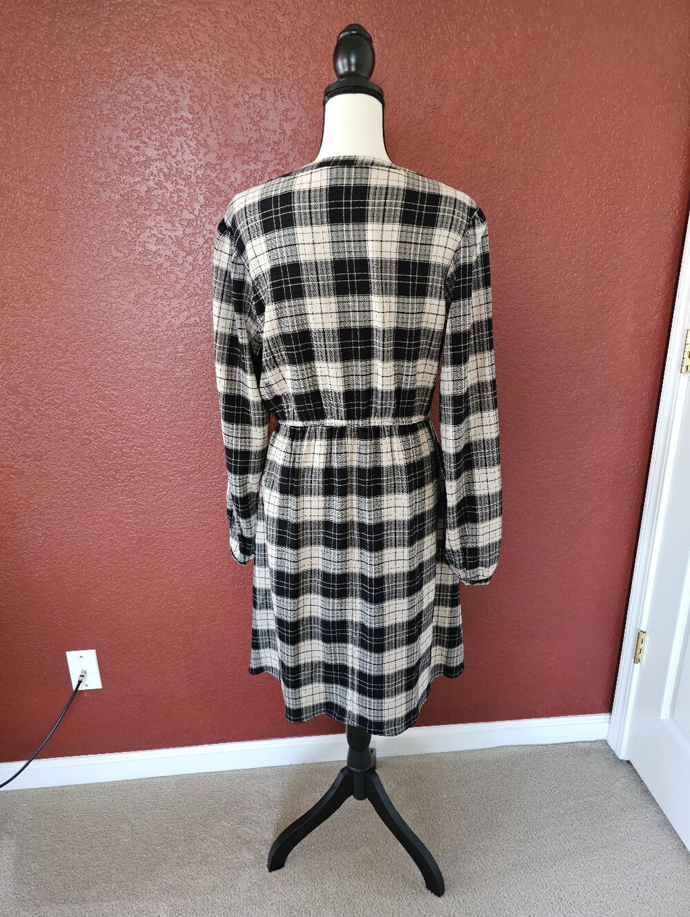 Knox Rose Black and Cream Plaid Button-Front Long Sleeve Dress - Picture 5 of 9
